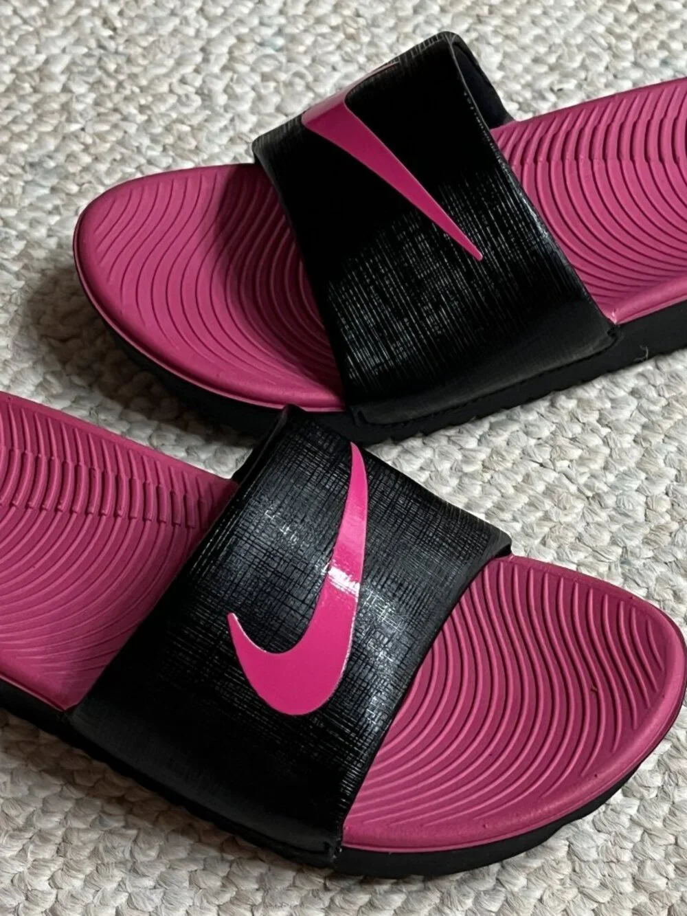 NIKE Kawa Slides Girl's Size 2Y Youth Black Hot Pink Sandals Shoes DD8519-001